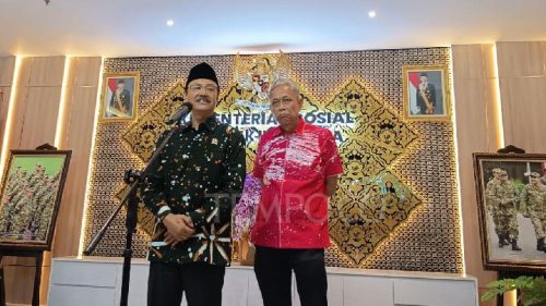 Mensos Saifullah Yusuf dan Wamensos Agus Jabo Priyono Bahas Sepatu Sekolah Rakyat. Tempo/Dinda Shabrina
