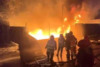 Api membakar gudang BBM non-subsidi di Sukakarya, Kotabaru, Jambi, menyebabkan kepanikan warga.
