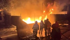 Api membakar gudang BBM non-subsidi di Sukakarya, Kotabaru, Jambi, menyebabkan kepanikan warga.
