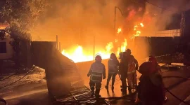 Api membakar gudang BBM non-subsidi di Sukakarya, Kotabaru, Jambi, menyebabkan kepanikan warga.