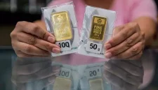 Harga emas Antam anjlok Rp20.000 menjadi Rp2.839.000 per gram pada Rabu, 13 Mei 2026.