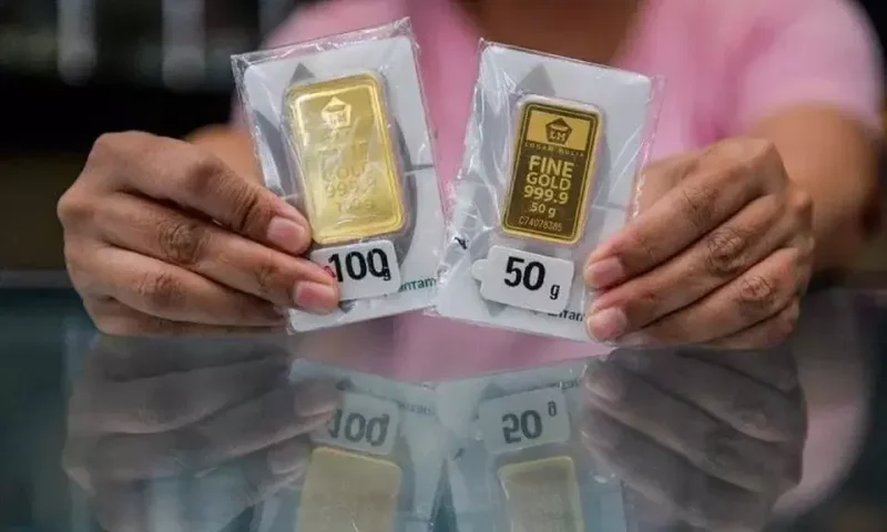 Harga emas Antam anjlok Rp20.000 menjadi Rp2.839.000 per gram pada Rabu, 13 Mei 2026.