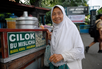 Ilustrasi: Pedagang cilok lansia ( foto chat gpt)