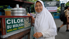 Ilustrasi: Pedagang cilok lansia ( foto chat gpt)