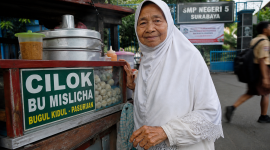 Ilustrasi: Pedagang cilok lansia ( foto chat gpt)
