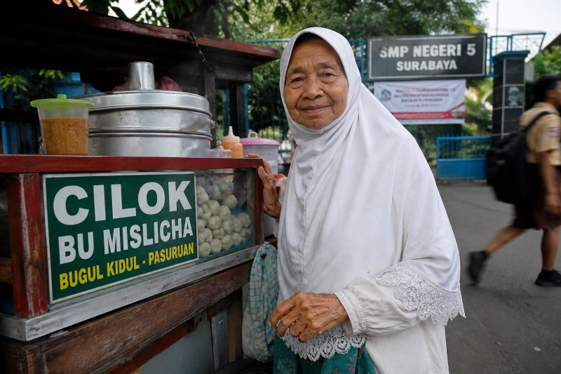 Ilustrasi: Pedagang cilok lansia ( foto chat gpt)