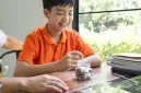Ilustrasi pelajar menyisihkan uang jajan untuk ditabung sebagai investasi emas demi masa depan( Foto Pengadaian.co.id)