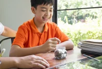 Ilustrasi pelajar menyisihkan uang jajan untuk ditabung sebagai investasi emas demi masa depan( Foto Pengadaian.co.id)