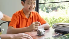 Ilustrasi pelajar menyisihkan uang jajan untuk ditabung sebagai investasi emas demi masa depan( Foto Pengadaian.co.id)