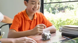 Ilustrasi pelajar menyisihkan uang jajan untuk ditabung sebagai investasi emas demi masa depan( Foto Pengadaian.co.id)