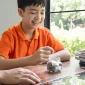 Ilustrasi pelajar menyisihkan uang jajan untuk ditabung sebagai investasi emas demi masa depan( Foto Pengadaian.co.id)