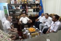 Ketua Umum Persatuan Wartawan Indonesia Akhmad Munir berdialog dengan pengurus PWI Jambi pada kegiatan silaturahmi di Kantor PWI Provinsi Jambi, Rabu (20/5/2026). ( Foto istimewa)