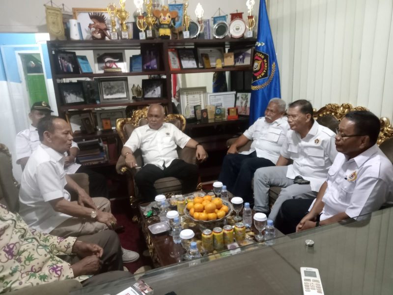 Ketua Umum Persatuan Wartawan Indonesia Akhmad Munir berdialog dengan pengurus PWI Jambi pada kegiatan silaturahmi di Kantor PWI Provinsi Jambi, Rabu (20/5/2026). ( Foto istimewa)