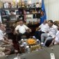 Ketua Umum Persatuan Wartawan Indonesia Akhmad Munir berdialog dengan pengurus PWI Jambi pada kegiatan silaturahmi di Kantor PWI Provinsi Jambi, Rabu (20/5/2026). ( Foto istimewa)