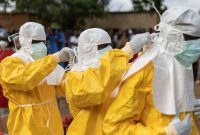 Tenaga kesehatan menangani para korban wabah Ebola di Uganda pada 2022. (Getty Images)