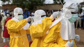 Tenaga kesehatan menangani para korban wabah Ebola di Uganda pada 2022. (Getty Images)
