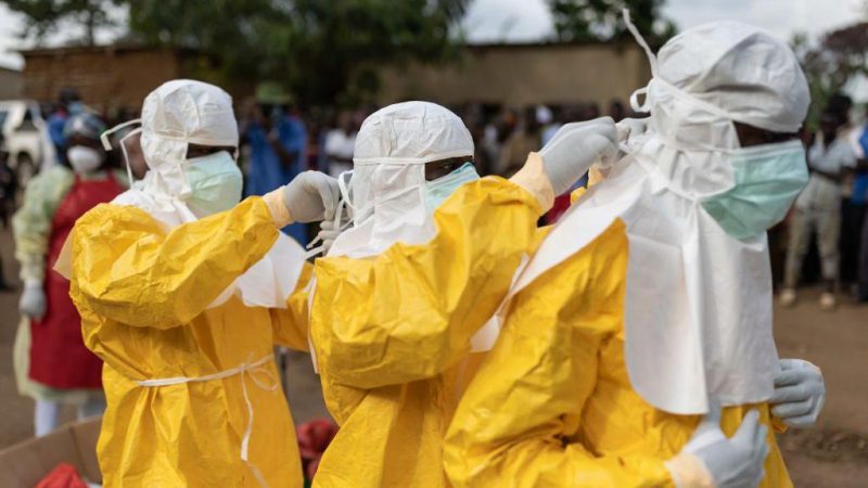 Tenaga kesehatan menangani para korban wabah Ebola di Uganda pada 2022. (Getty Images)