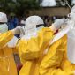 Tenaga kesehatan menangani para korban wabah Ebola di Uganda pada 2022. (Getty Images)