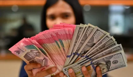 Layar informasi nilai tukar rupiah terhadap dolar AS di Jakarta saat rupiah melemah hingga Rp17.600 per dolar AS.