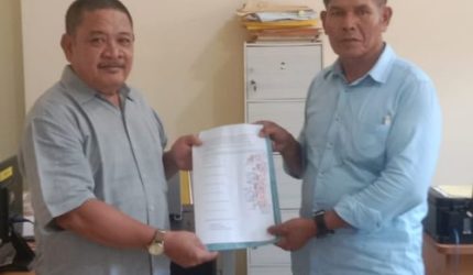 Enam Ketua PK Partai Golkar Kota Sungai Penuh menyerahkan surat mosi tidak percaya kepada DPD I Partai Golkar Provinsi Jambi di kantor DPD I.