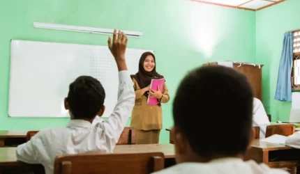 Guru mengajar di kelas sebagai bagian dari usulan 400 ribu formasi CPNS 2026 untuk pemenuhan kebutuhan tenaga pendidik nasional.