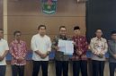 Foto bersama Pemerintah Kota Sungai Penuh dan Perumda Tirta Khayangan ( Foto iNBrita.com )