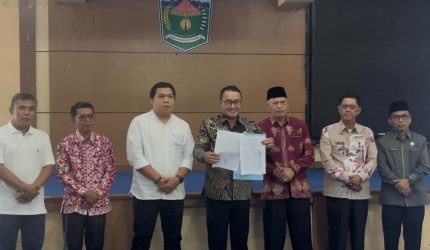 Pemerintah Kota Sungai Penuh dan Perumda Tirta Khayangan berfoto bersama dalam kegiatan pembangunan IPA 50 liter per detik di Rawang.