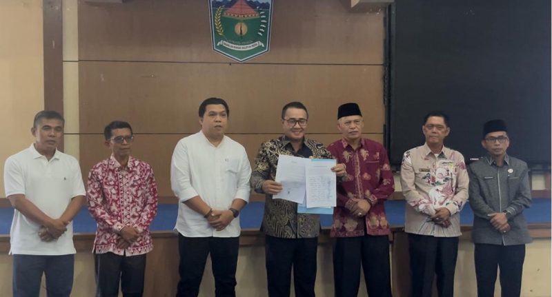 Foto bersama Pemerintah Kota Sungai Penuh dan Perumda Tirta Khayangan ( Foto iNBrita.com )