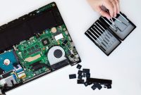 Ilustrasi laptop yang mengalami penurunan performa saat menjalankan banyak tugas sekaligus