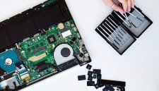 Ilustrasi laptop yang mengalami penurunan performa saat menjalankan banyak tugas sekaligus