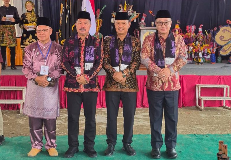 Wali Kota Sungai Penuh Alfin menghadiri Kenduri Sko Kerinci yang menegaskan nilai budaya lokal dalam konteks identitas budaya global. ( foto Humas)