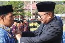 Walikota Alfin bertindak sebagai inspektur upacara Hardiknas 2026 di Lapangan Merdeka Sungai Penuh serta memberikan penghargaan kepada tokoh pendidikan.