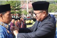 Walikota Alfin bertindak sebagai inspektur upacara Hardiknas 2026 di Lapangan Merdeka Sungai Penuh serta memberikan penghargaan kepada tokoh pendidikan.