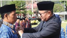 Walikota Alfin bertindak sebagai inspektur upacara Hardiknas 2026 di Lapangan Merdeka Sungai Penuh serta memberikan penghargaan kepada tokoh pendidikan.