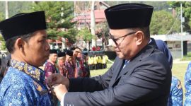 Walikota Alfin bertindak sebagai inspektur upacara Hardiknas 2026 di Lapangan Merdeka Sungai Penuh serta memberikan penghargaan kepada tokoh pendidikan.