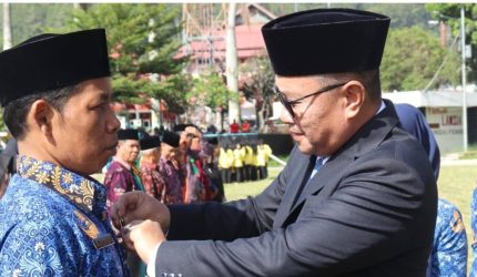 Walikota Alfin memimpin upacara Hardiknas 2026 di Lapangan Merdeka Sungai Penuh dan memberikan penghargaan kepada tokoh pendidikan.