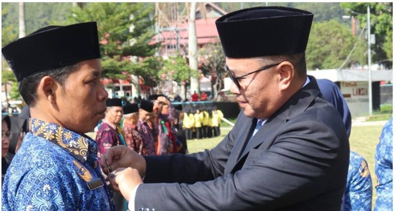 Walikota Alfin bertindak sebagai inspektur upacara Hardiknas 2026 di Lapangan Merdeka Sungai Penuh serta memberikan penghargaan kepada tokoh pendidikan.