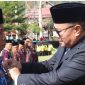 Walikota Alfin bertindak sebagai inspektur upacara Hardiknas 2026 di Lapangan Merdeka Sungai Penuh serta memberikan penghargaan kepada tokoh pendidikan.