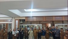 Wali Kota Alfin menerima kunjungan DPD RI dan OJK bahas pengembangan UMKM di Sungai Penuh, Selasa (5/5).