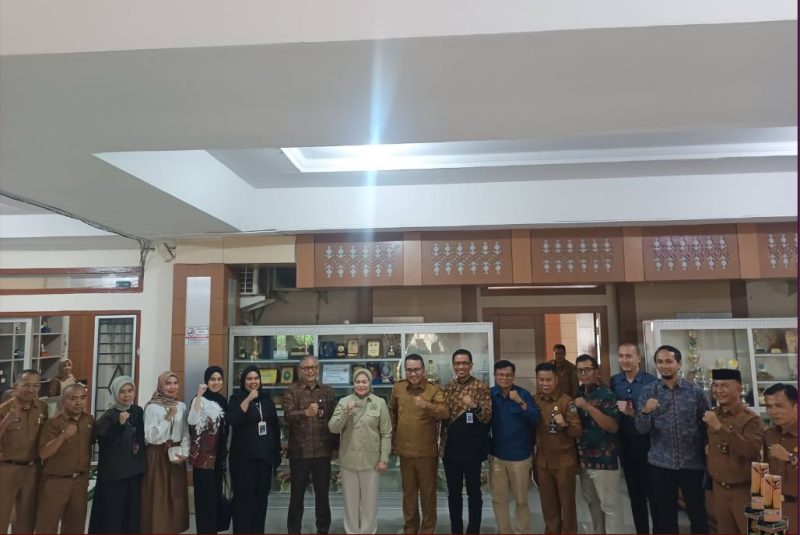 Wali Kota Alfin menerima kunjungan DPD RI dan OJK bahas pengembangan UMKM di Sungai Penuh, Selasa (5/5).