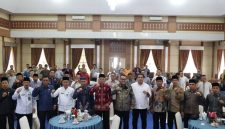 Wali Kota Sungai Penuh, Alfin, bersama jajaran pemerintah daerah ( Foto INBRITA)