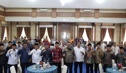 Wali Kota Sungai Penuh Alfin menyampaikan sosialisasi normalisasi Sungai Batang Merao di Hamparan Rawang bersama jajaran pemerintah daerah.