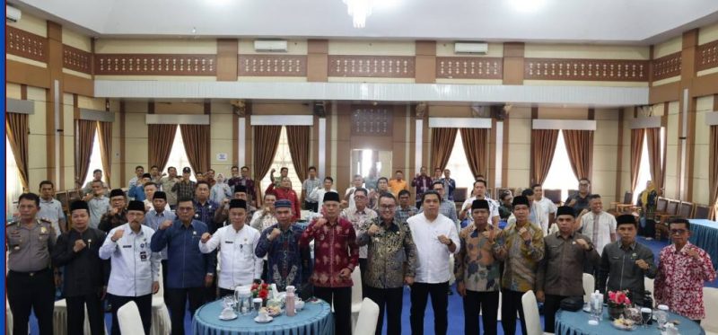 Wali Kota Sungai Penuh, Alfin, bersama jajaran pemerintah daerah ( Foto INBRITA)