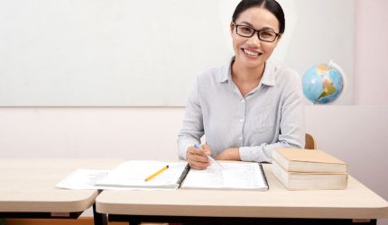 Ilustrasi dosen mengajar di kelas dalam program Inspiring Lecturer Program 2026