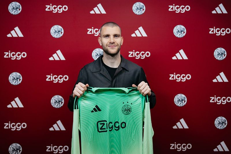 Kiper Timnas Indonesia Maarten Paes gabung klub Eradivisie, Ajax. Transfer Paes ke Ajax diumukan pihak klub pada Senin (2/2/2026).(english.ajax.nl)