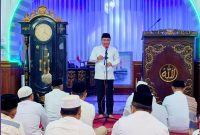 Wali Kota Alfin saat Safari Jumat di Masjid Raya Sungai Penuh bersama jajaran pemerintah dan jamaah.