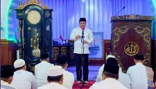 Wali Kota Alfin saat Safari Jumat di Masjid Raya Sungai Penuh bersama jajaran pemerintah dan jamaah.