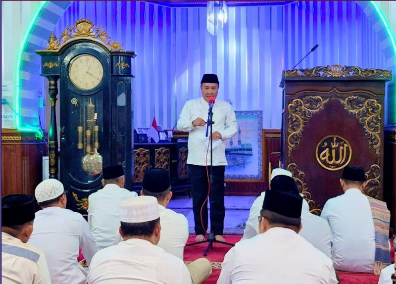 Wali Kota Alfin saat Safari Jumat di Masjid Raya Sungai Penuh bersama jajaran pemerintah dan jamaah.