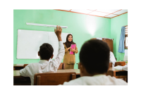 Ilustrasi guru saat mengajar siswa di ruang kelas sebagai gambaran aktivitas pembelajaran di sekolah negeri