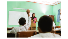 Ilustrasi guru saat mengajar siswa di ruang kelas sebagai gambaran aktivitas pembelajaran di sekolah negeri